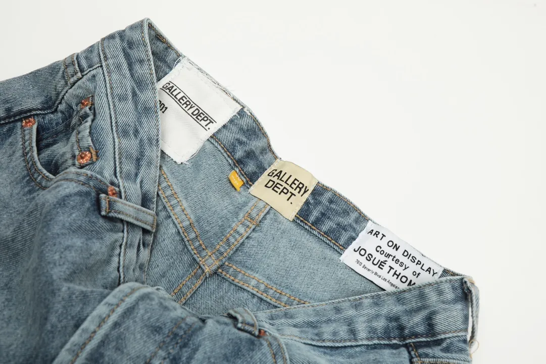 #8062 P286💰 GALLERY DEPT.G letter patch pudding 5001 denim washed and distressed spliced jeans -Original purchase and pattern making to truly restore the ultimate vintage texture -Original hardware accessories, washed and other elevators, QR code analysis are all purchased from the original factory, high degree of restoration, you are welcome to compare with a certain product ~ -Three-dimensional version Loose and comfortable, not picky about the figure, taller and slimmer, factory Seiko, original factory quality control, same style for men and women, can be matched with couples Versatile recommendation: must-have jeans for all seasons Color: blue Size: S-XXL (28-36)